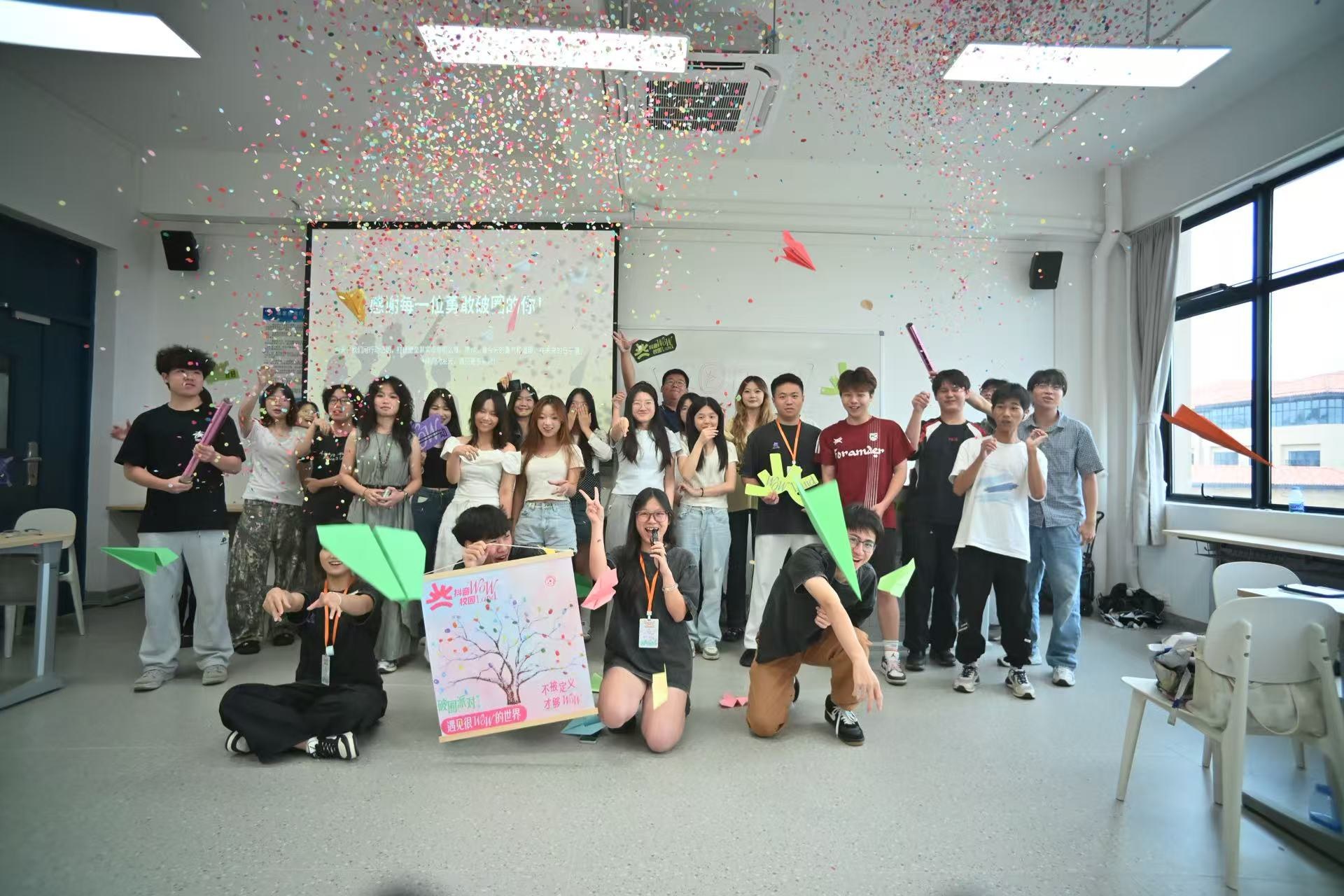 6 月破圈派对 · 纸飞机与彩屑合影