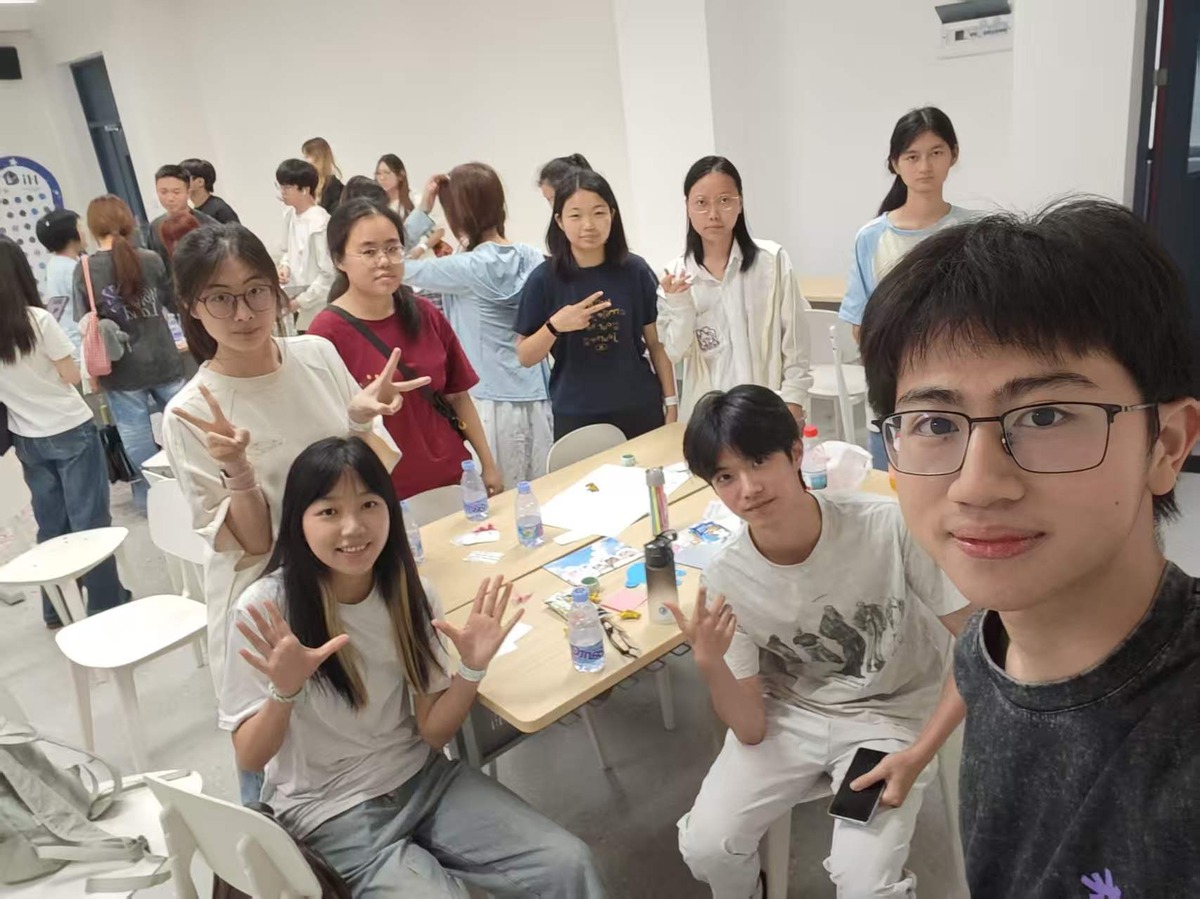 5 月敢聊行动 · 小组讨论自拍